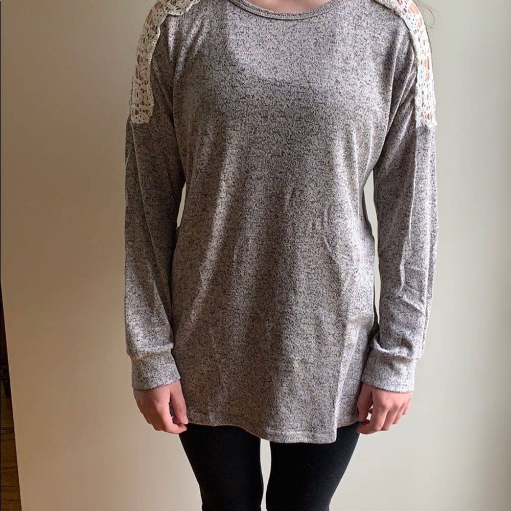 Long sleeve shirt with lace shoulders